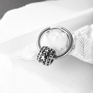 Boucle d'oreille rétro en acier inoxydable avec perle étoile sur fond de pierre