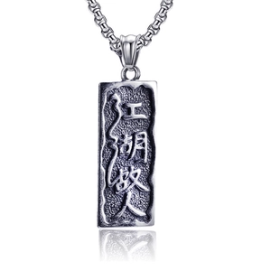 Pendentif rétro en acier inoxydable avec caractères chinois embossés sur fond blanc