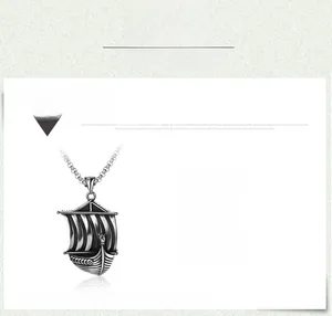 Detailweergave van vintage zeilboot hanger in antiek zilver titanium staal met maten