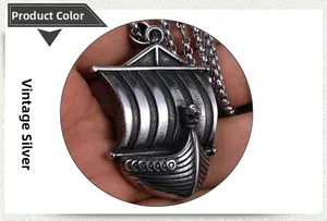 Detail van een Vikingschip hanger met drakenkop en schildreliëfs aan een metalen ketting