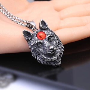 Pendentif tête de loup hip hop avec pierre rouge et finition en acier inoxydable vintage