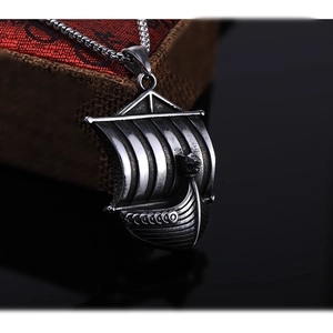 Vintage roestvrijstalen Viking schip hanger met geoxideerde afwerking aan een parelketting