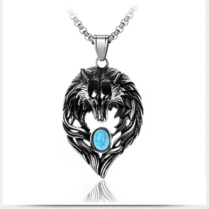 Détail du pendentif tête de loup en acier avec turquoise bleue incrustée sur chaîne