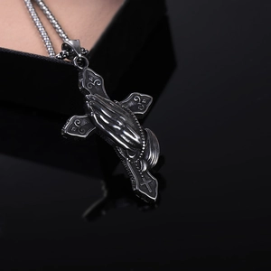 Collier vintage en acier inoxydable avec pendentif croix, mains en prière et chaîne