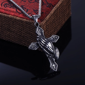 Collier hip hop vintage en acier inoxydable avec pendentif croix et mains en prière
