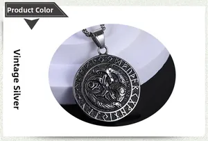 Dettaglio macro di un ciondolo vichingo in argento vintage con rune e motivi nordici