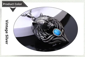 Détail macro du pendentif tête de loup en argent antique avec pierre turquoise