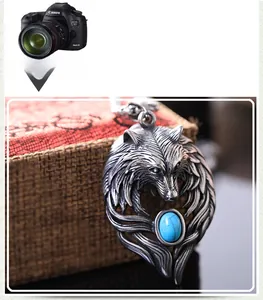 Vue macro détaillée d'un pendentif tête de loup vintage avec incrustation de turquoise bleue