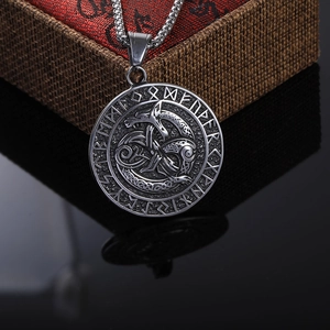 Ciondolo vichingo vintage in acciaio inossidabile con rune nordiche e simbolo del drago