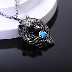Détail macro du pendentif loup avec pierre bleue et texture acier rétro