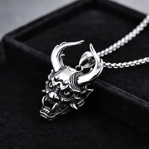 Hannya Maskenanhänger aus Retro-Edelstahl auf schwarzem Samt-Display-Hintergrund