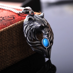 Détail du pendentif tête de loup rétro avec pierre bleue et chaîne à billes
