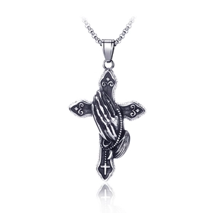 Collier avec pendentif croix en acier rétro avec mains en prière et motifs baroques