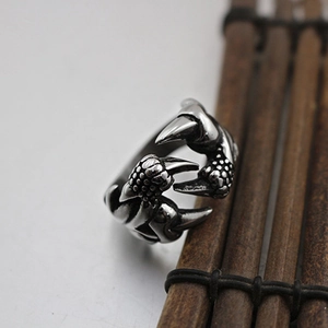 Vintage punk dragon claw ring in stainless steel with detailed scales and silver finish