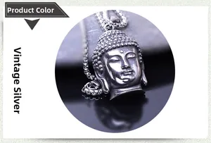 Gros plan d'un pendentif tête de bouddha en argent antique avec finition vintage sur chaîne