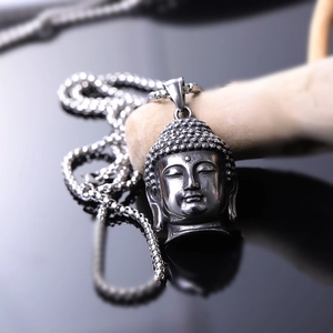 Vue macro du pendentif tête de bouddha en acier titane vintage très détaillé