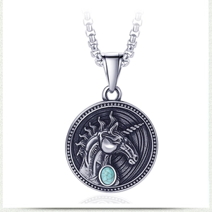 Collier Pendentif Licorne en Acier Titane Rétro pour Hommes Femmes Hip Hop Incrusté de Turquoise Bijoux Pendentif Relief