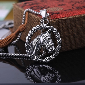 Collana vintage in acciaio inossidabile con pendente a testa di cavallo e finitura argento