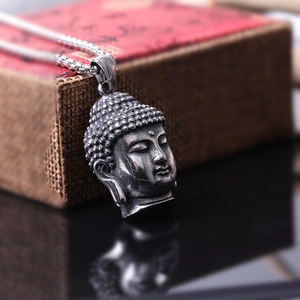 Collier avec pendentif Bouddha argenté vintage, sculpture détaillée et chaîne robuste