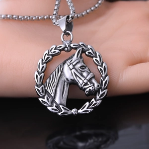 Collana con Ciondolo a Testa di Cavallo in Acciaio Inossidabile Vintage Medaglia Animale Retrò Gioielli per Uomo Donna