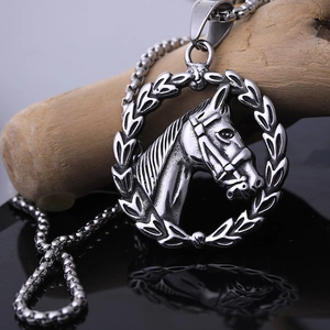 Collana vintage in acciaio inossidabile con ciondolo a testa di cavallo su base in legno