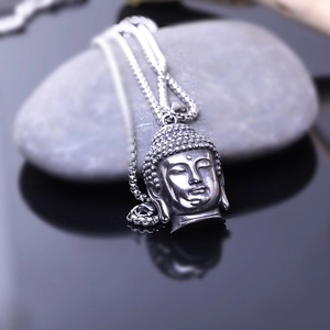 Collier avec pendentif bouddha en acier inoxydable argenté mat et chaîne en maille box