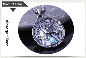 Détail du collier licorne en argent antique avec pierre bleue et gravure ronde