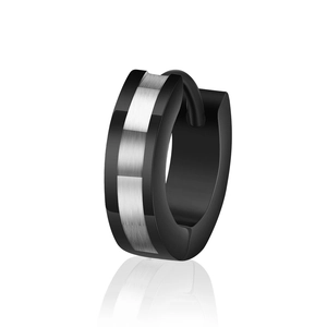 Détail du bijou d'oreille en acier brossé noir et argenté au fini industriel chic