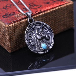 Gros plan du pendentif licorne en argent vintage avec pierre bleue sur boîte à bijoux