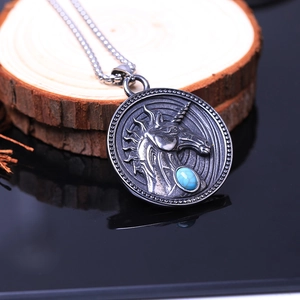 Collier avec pendentif licorne en relief et pierre bleue de style hip hop vintage