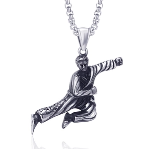 Collana vintage in acciaio inossidabile con pendente guerriero di arti marziali in posa di calcio