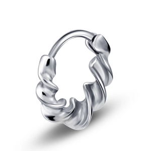 Boucles d'oreilles créoles spirales argentées avec texture torsadée style minimaliste