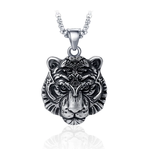 Vue détaillée du pendentif tête de tigre en argent vintage avec détails oxydés noirs