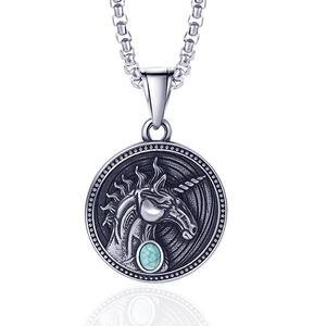 Pendentif licorne en relief style hip hop avec pierre turquoise et fini argent