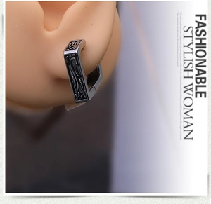 Détail de boucles d'oreilles rectangulaires en acier inoxydable argenté avec relief rétro