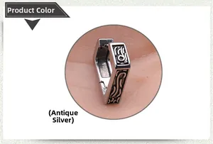 Gros plan de boucles d'oreilles vintage en argent avec motifs gravés et fini oxydé