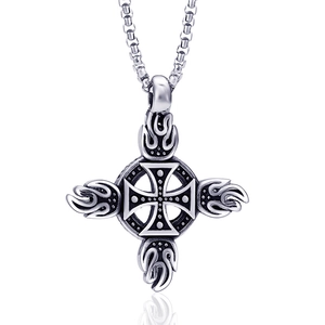 Collana retrò in argento con croce di ferro e motivi a fiamma in acciaio inossidabile