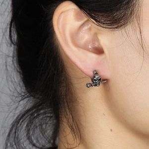 Gothic skull and rose stud earring in vintage steel finish for a punk jewelry look
