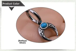 Détail d'une boucle d'oreille lune en argent antique avec turquoise bleue et nœud celtique