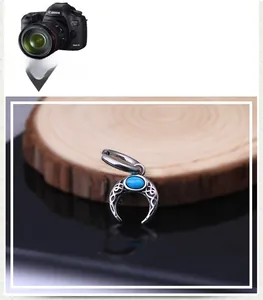 Gros plan sur la boucle d'oreille croissant de lune vintage avec turquoise bleue