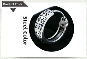 Makroaufnahme von Herren-Ohrring aus Edelstahl mit hohlem geometrischem Muster