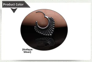Gros plan sur boucle d'oreille triangulaire argent antique avec lignes radiales et perles