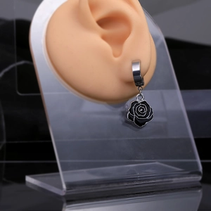 Boucles d'oreilles pendantes rose noire en acier inoxydable sur présentoir