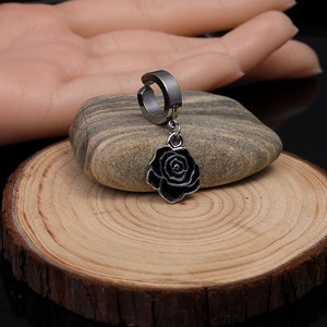 Boucles d'oreilles clips rose noire gothique en acier inoxydable sur socle en pierre
