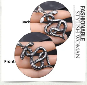 Détails macro de l'avant et de l'arrière d'un pendentif serpent vintage en argent S925