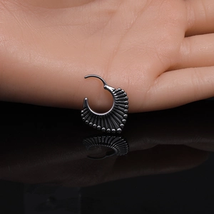 Boucle d'oreille triangle industrielle vintage avec fermoir à charnière gris foncé