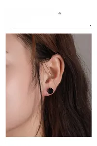 Gros plan d'une boucle d'oreille fleur rose noire mate portée pour un style élégant