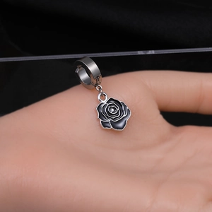 Détail d'une boucle d'oreille rose noire avec fermoir à clip en acier inoxydable
