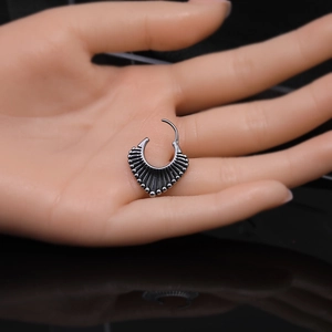 Boucle d'oreille ethnique vintage en acier titane avec design éventail sur miroir noir