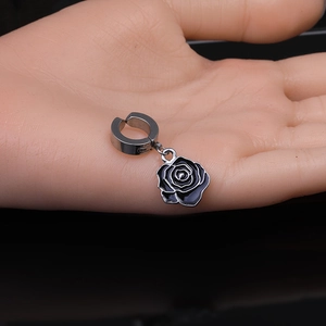 Boucle d'oreille clip rose noire en acier inoxydable de style gothique sur main